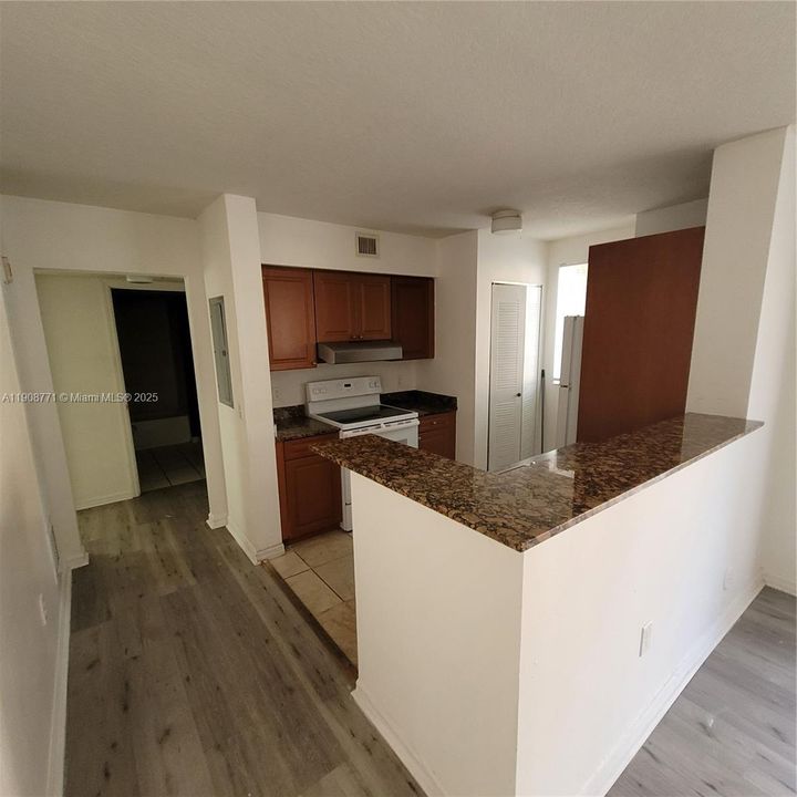 Под контрактом: $2,275 (3 спален, 2 ванн, 1088 Квадратных фут)