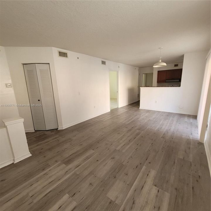 Под контрактом: $2,275 (3 спален, 2 ванн, 1088 Квадратных фут)