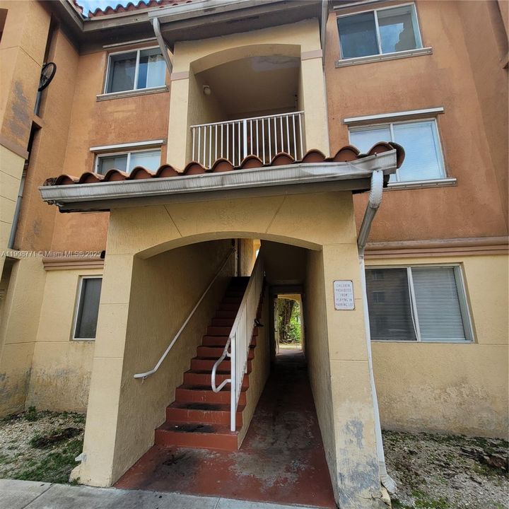 Под контрактом: $2,275 (3 спален, 2 ванн, 1088 Квадратных фут)