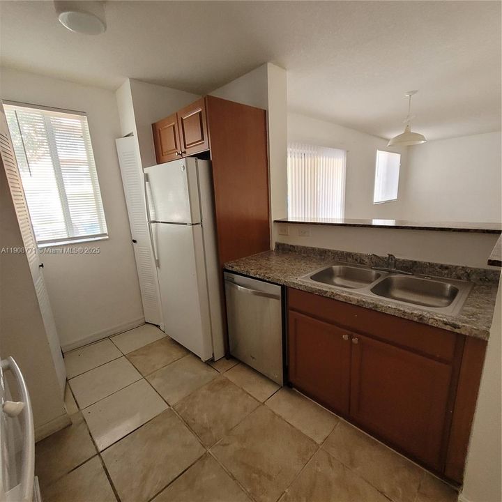 Под контрактом: $2,275 (3 спален, 2 ванн, 1088 Квадратных фут)