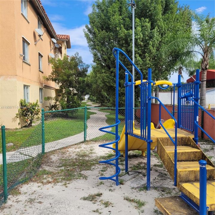 Под контрактом: $2,275 (3 спален, 2 ванн, 1088 Квадратных фут)