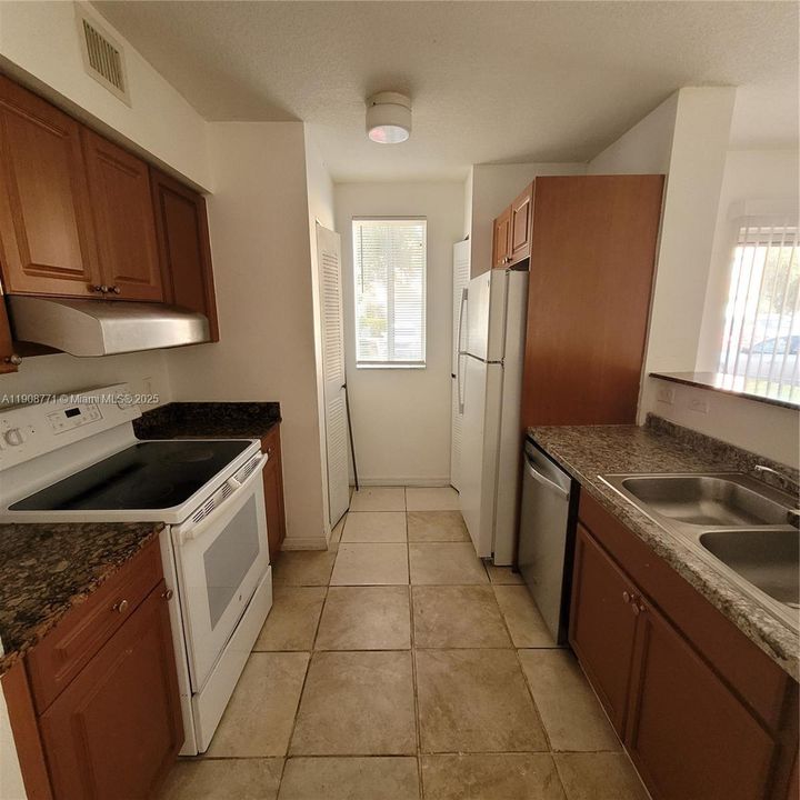 Под контрактом: $2,275 (3 спален, 2 ванн, 1088 Квадратных фут)