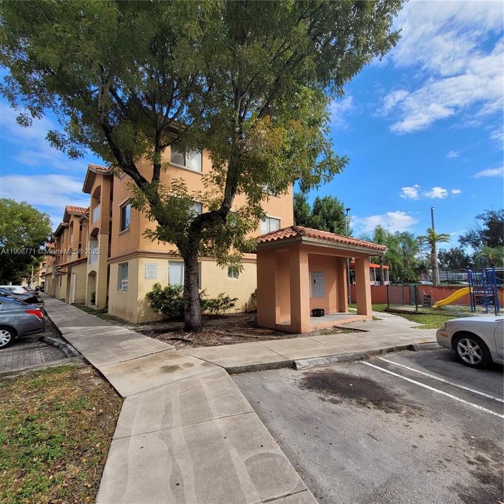 Под контрактом: $2,275 (3 спален, 2 ванн, 1088 Квадратных фут)