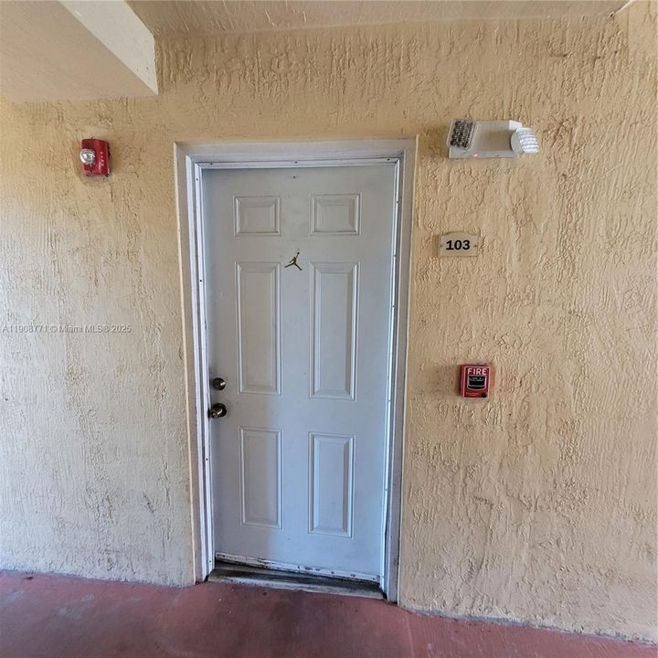 Под контрактом: $2,275 (3 спален, 2 ванн, 1088 Квадратных фут)