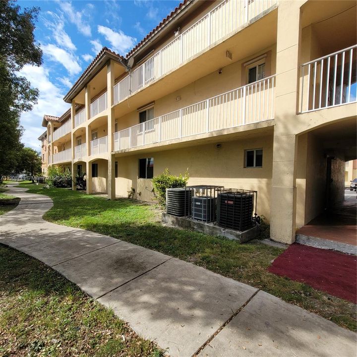 Под контрактом: $2,275 (3 спален, 2 ванн, 1088 Квадратных фут)