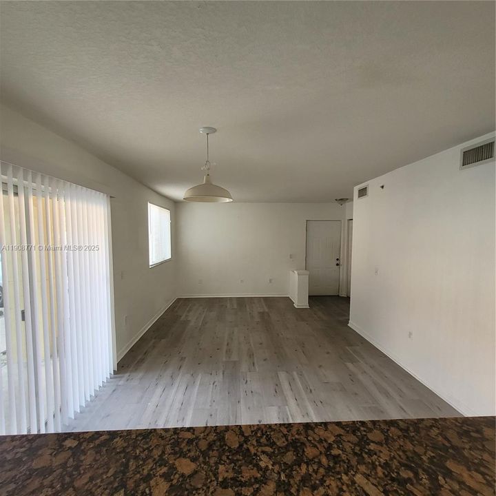 Под контрактом: $2,275 (3 спален, 2 ванн, 1088 Квадратных фут)