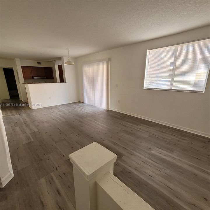 Под контрактом: $2,275 (3 спален, 2 ванн, 1088 Квадратных фут)