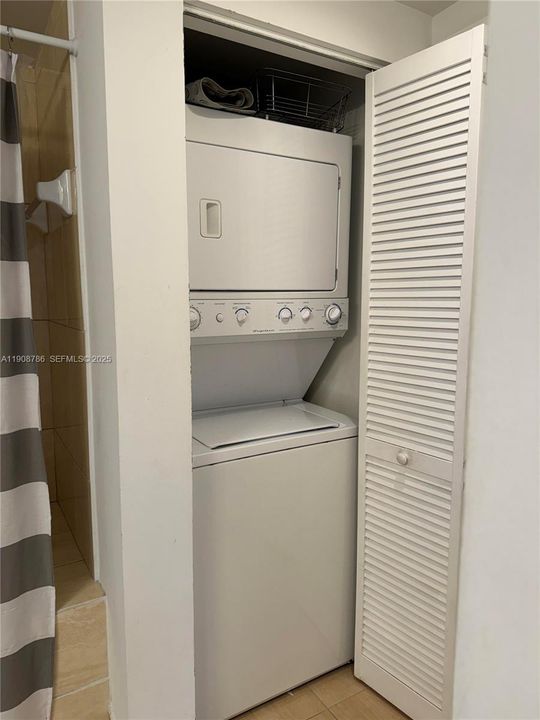 For Rent: $2,750 (1 beds, 1 baths, 821 Square Feet)