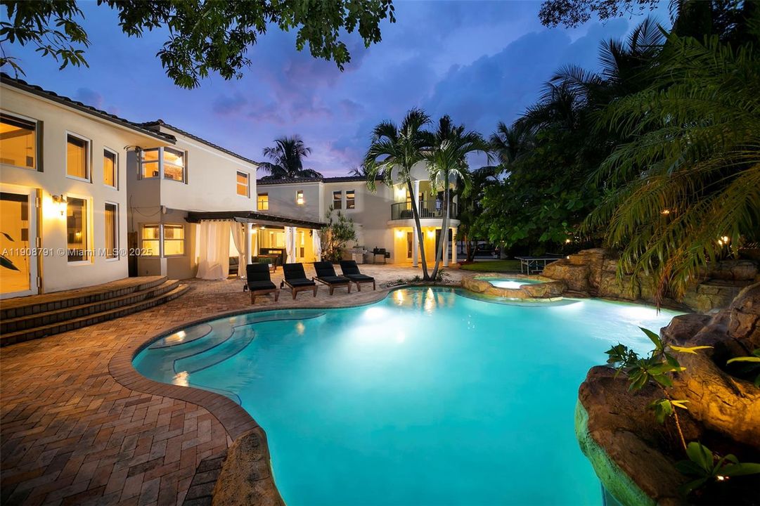 В аренду: $23,900 (6 спален, 5 ванн, 6288 Квадратных фут)