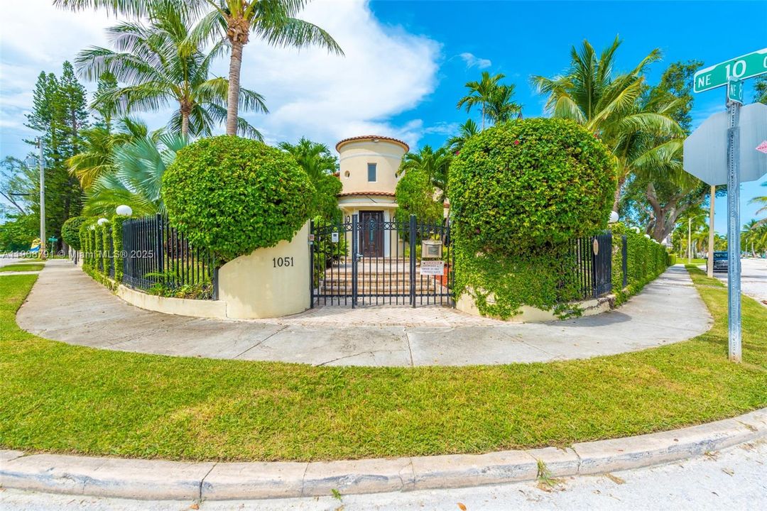 В аренду: $23,900 (6 спален, 5 ванн, 6288 Квадратных фут)