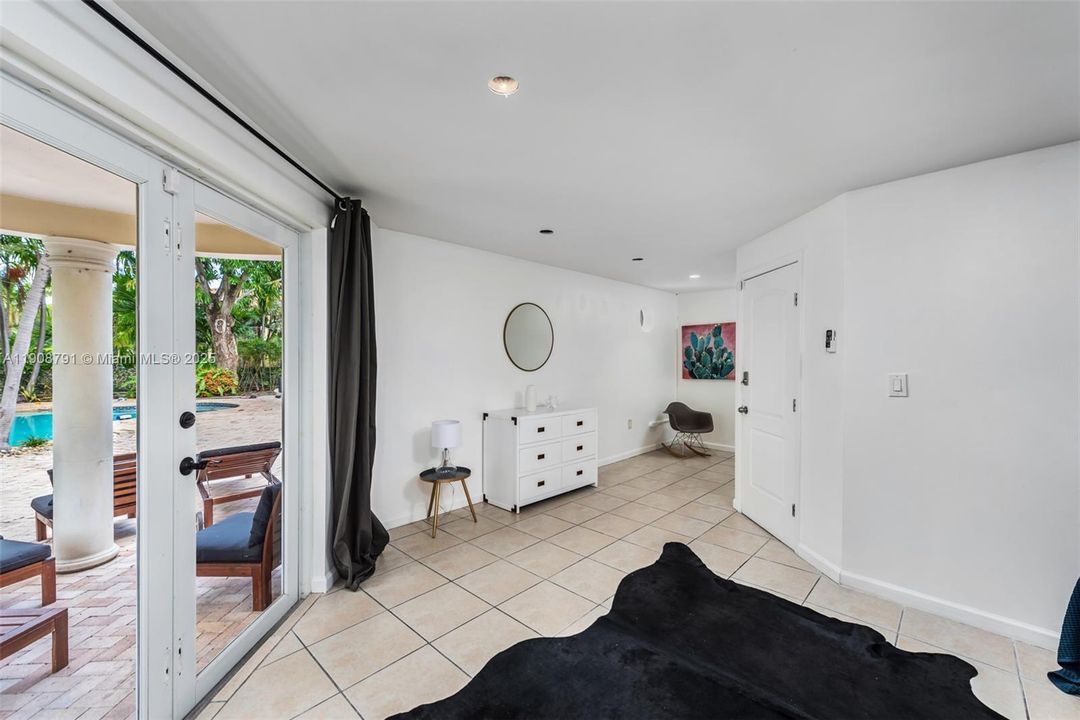 В аренду: $23,900 (6 спален, 5 ванн, 6288 Квадратных фут)