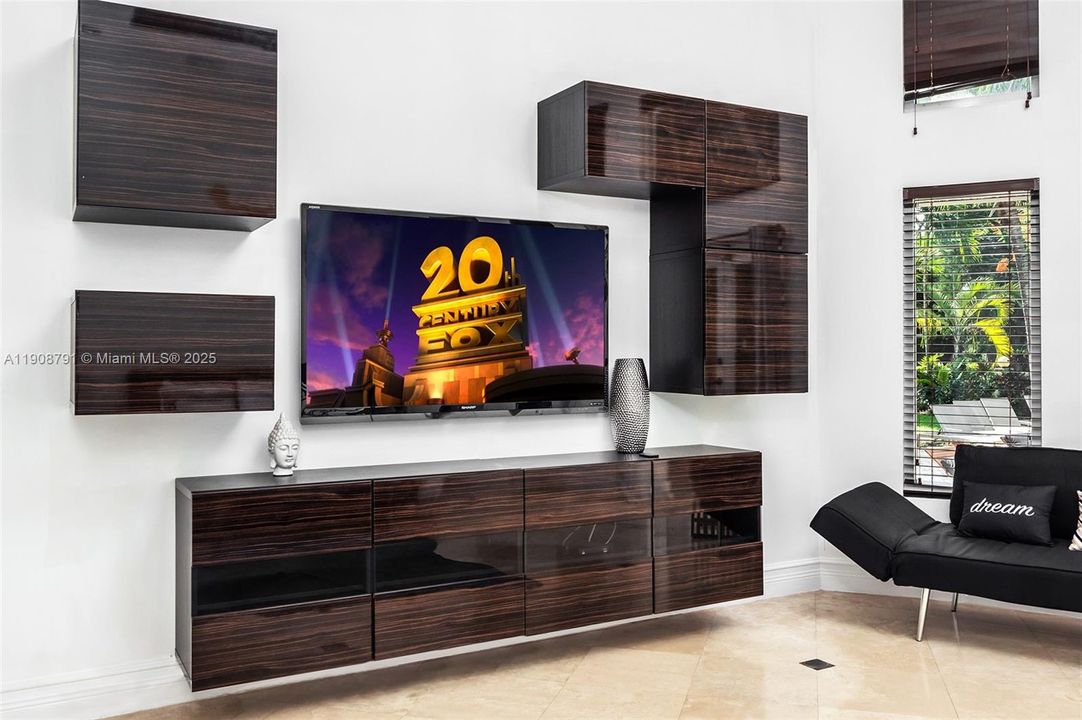 В аренду: $23,900 (6 спален, 5 ванн, 6288 Квадратных фут)