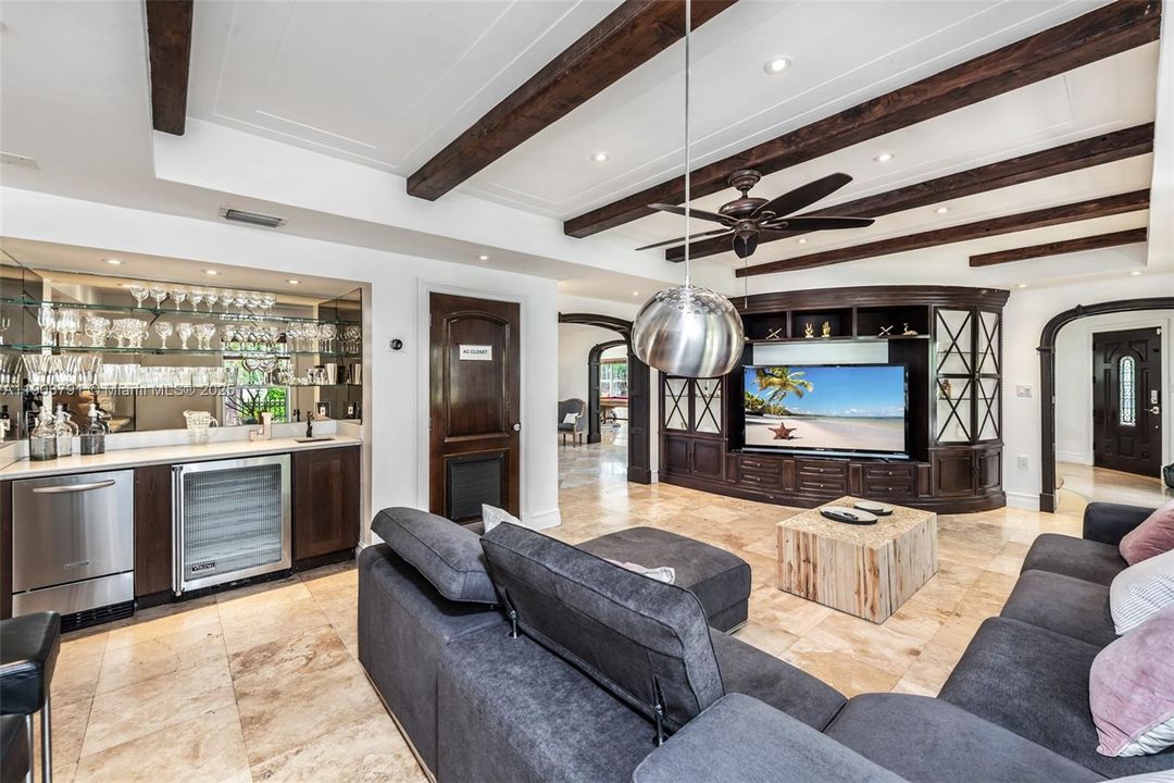 В аренду: $23,900 (6 спален, 5 ванн, 6288 Квадратных фут)