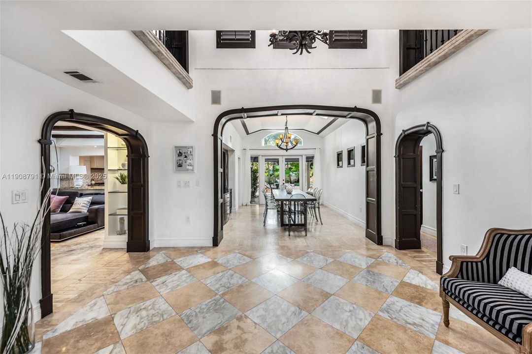 В аренду: $23,900 (6 спален, 5 ванн, 6288 Квадратных фут)