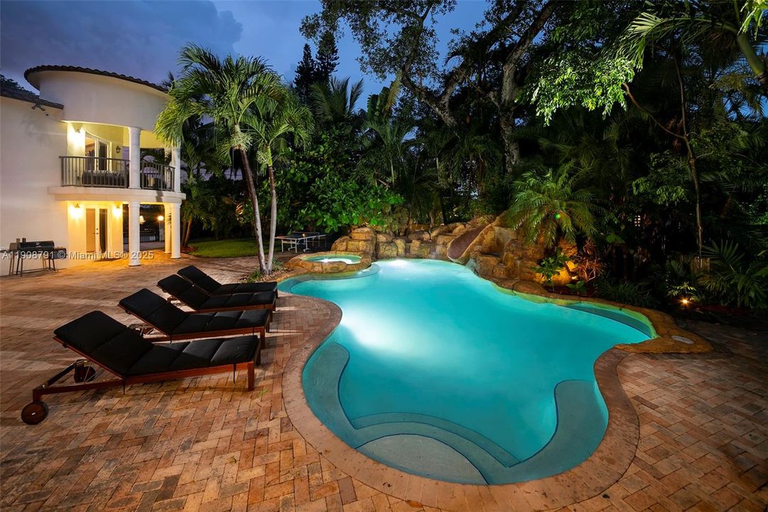 В аренду: $23,900 (6 спален, 5 ванн, 6288 Квадратных фут)