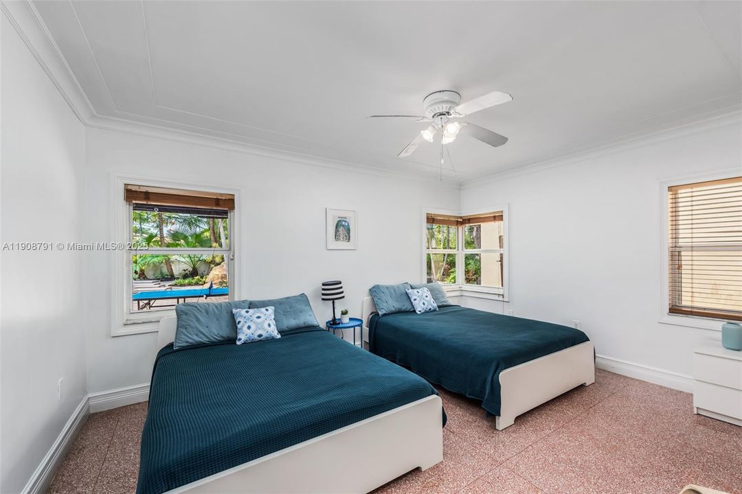 В аренду: $23,900 (6 спален, 5 ванн, 6288 Квадратных фут)