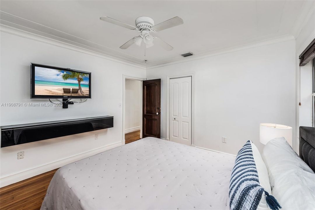 В аренду: $23,900 (6 спален, 5 ванн, 6288 Квадратных фут)