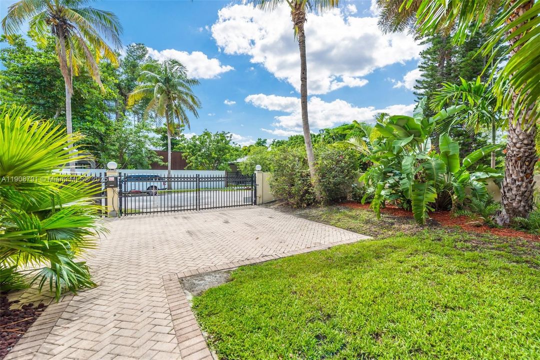 В аренду: $23,900 (6 спален, 5 ванн, 6288 Квадратных фут)