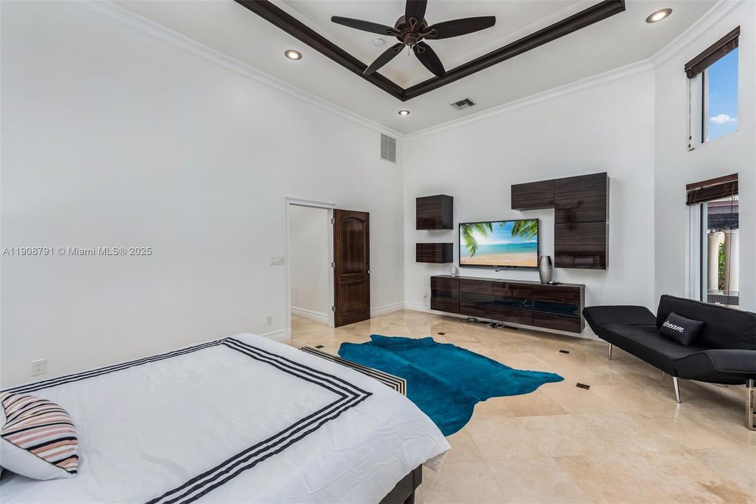 В аренду: $23,900 (6 спален, 5 ванн, 6288 Квадратных фут)