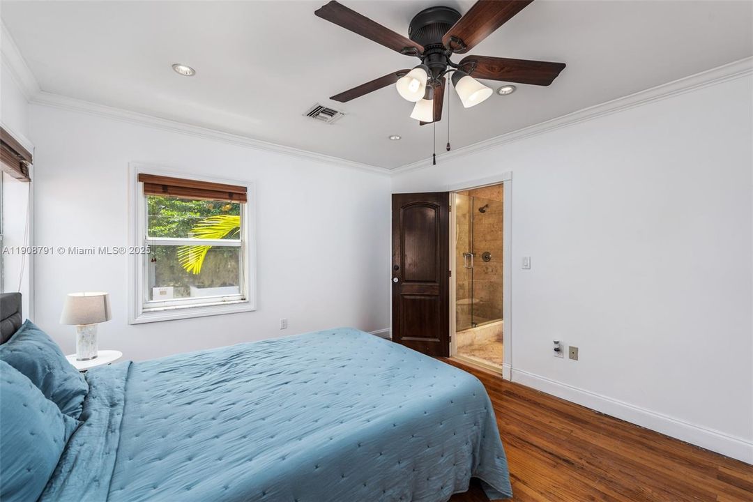 В аренду: $23,900 (6 спален, 5 ванн, 6288 Квадратных фут)