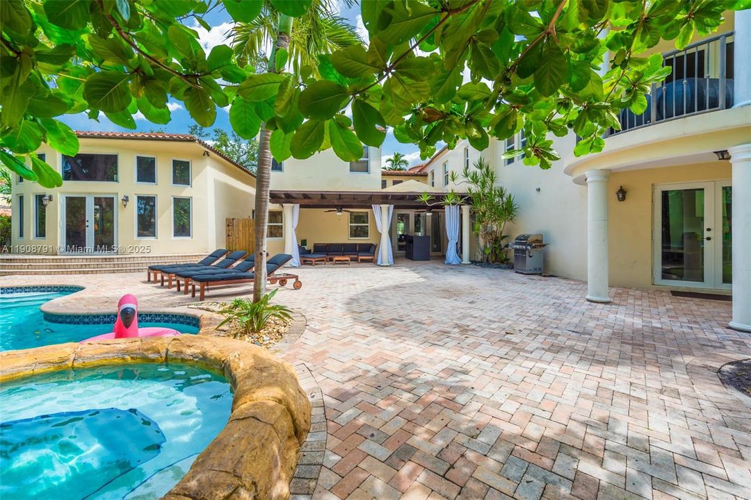 В аренду: $23,900 (6 спален, 5 ванн, 6288 Квадратных фут)