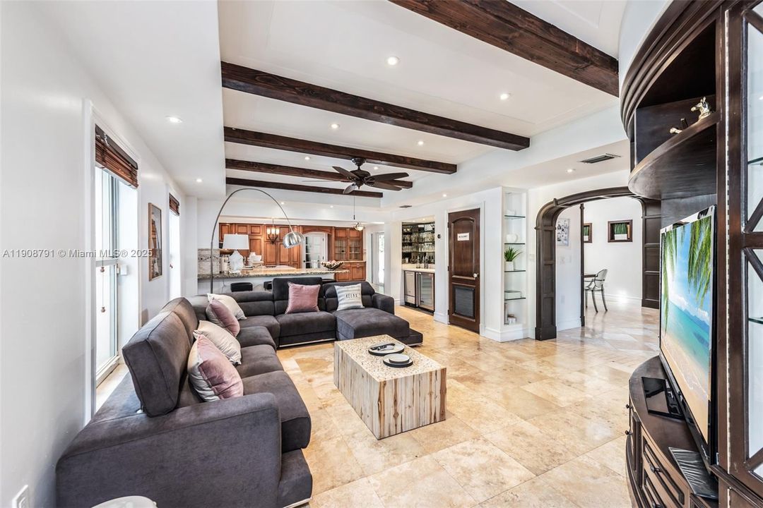 В аренду: $23,900 (6 спален, 5 ванн, 6288 Квадратных фут)