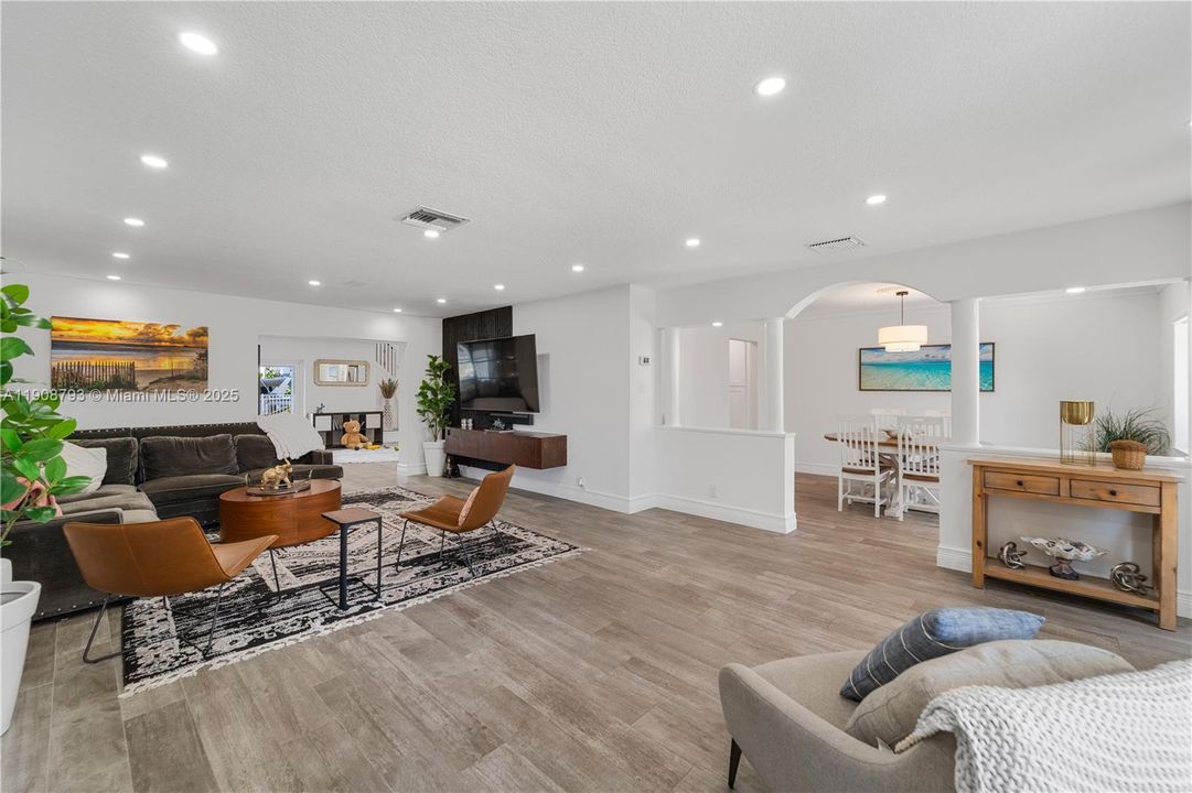 For Sale: $2,995,000 (5 beds, 4 baths, 4401 Square Feet)