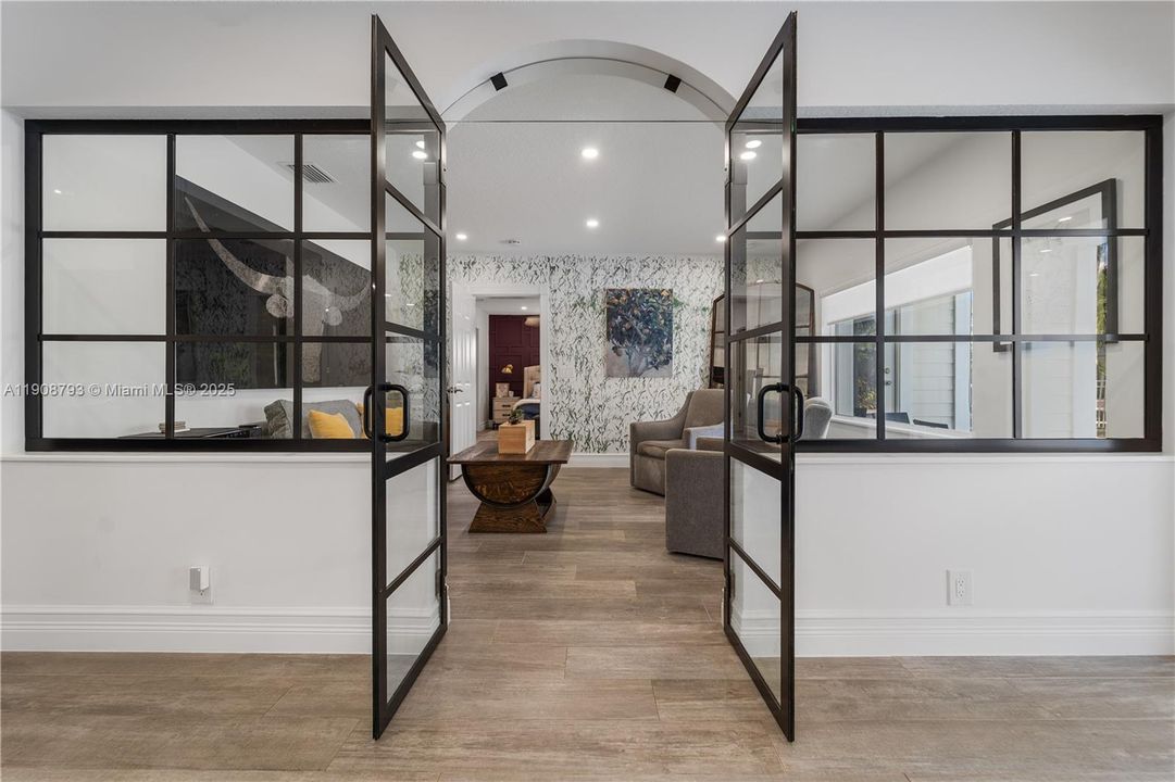 For Sale: $2,995,000 (5 beds, 4 baths, 4401 Square Feet)