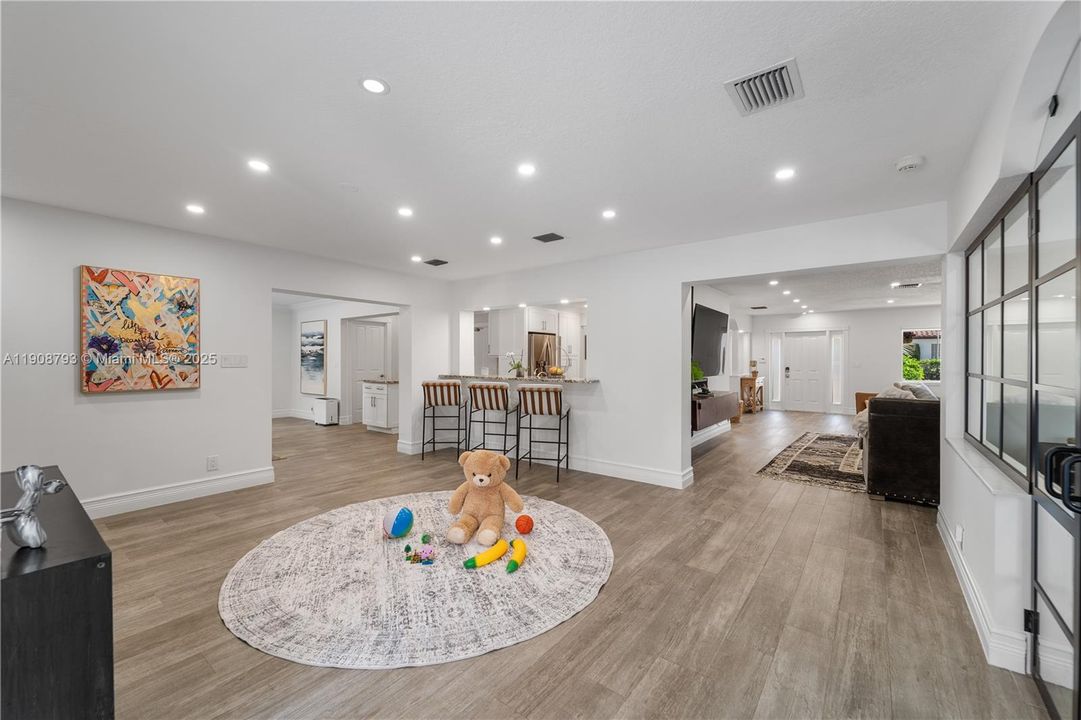 For Sale: $2,995,000 (5 beds, 4 baths, 4401 Square Feet)