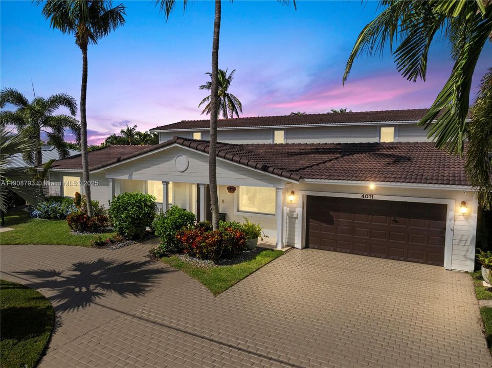 For Sale: $2,995,000 (5 beds, 4 baths, 4401 Square Feet)