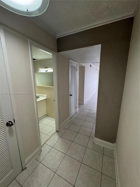 Active With Contract: $1,750 (2 beds, 1 baths, 1040 Square Feet)