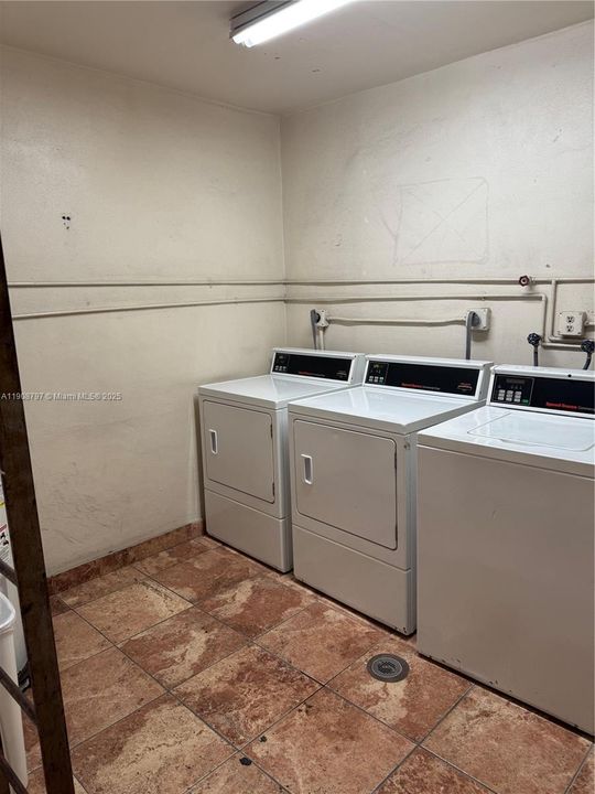Active With Contract: $1,750 (2 beds, 1 baths, 1040 Square Feet)