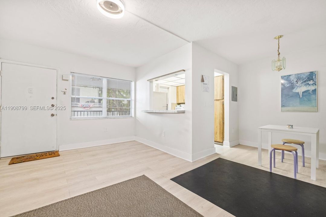 For Sale: $329,000 (1 beds, 1 baths, 560 Square Feet)