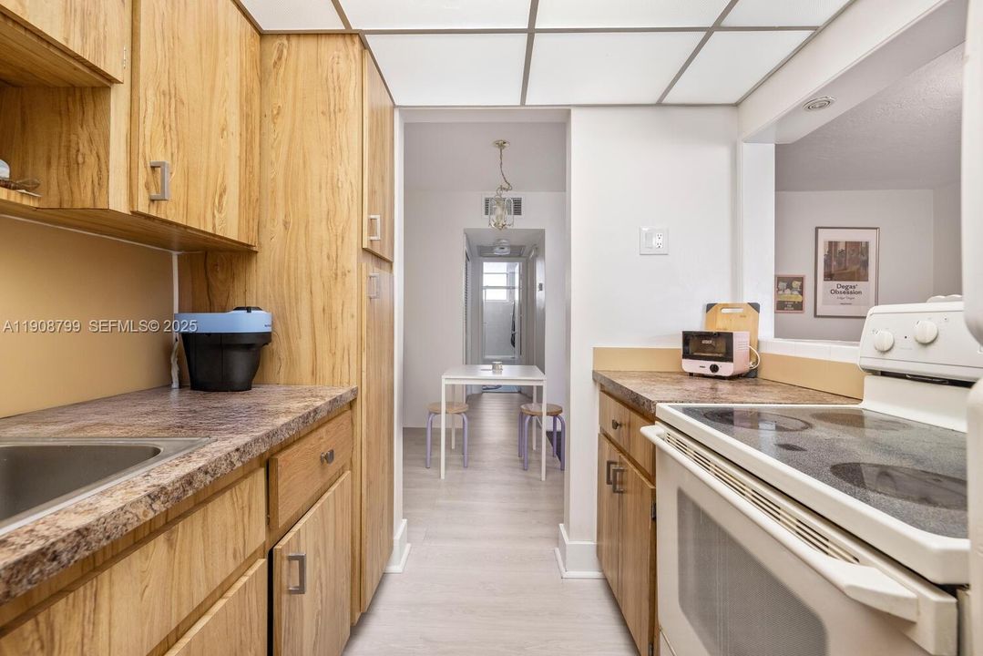 For Sale: $329,000 (1 beds, 1 baths, 560 Square Feet)