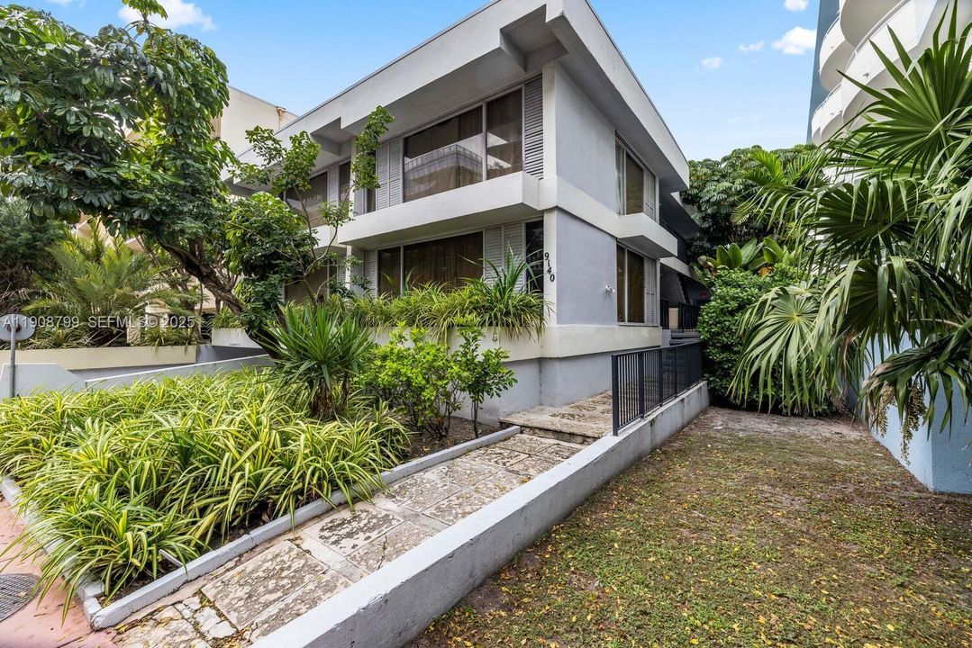 For Sale: $329,000 (1 beds, 1 baths, 560 Square Feet)