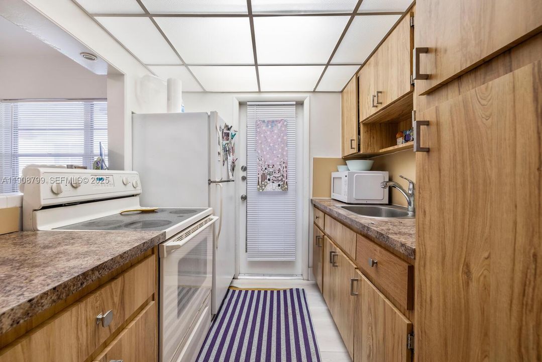 For Sale: $329,000 (1 beds, 1 baths, 560 Square Feet)