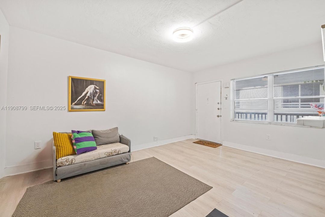 For Sale: $329,000 (1 beds, 1 baths, 560 Square Feet)