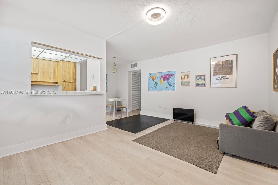 For Sale: $329,000 (1 beds, 1 baths, 560 Square Feet)