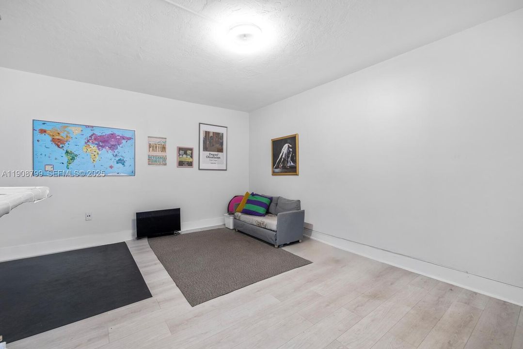 For Sale: $329,000 (1 beds, 1 baths, 560 Square Feet)