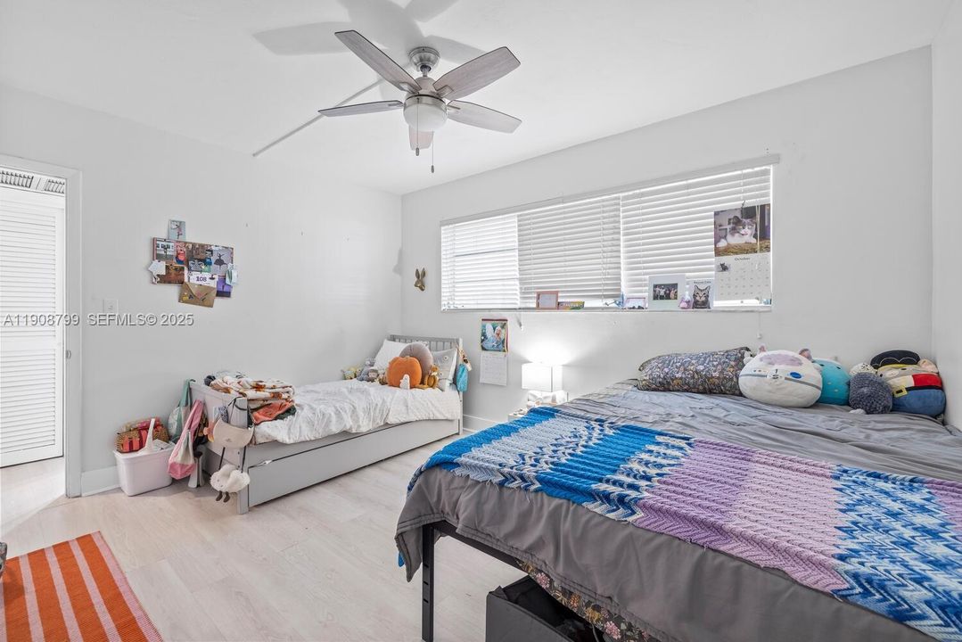 For Sale: $329,000 (1 beds, 1 baths, 560 Square Feet)