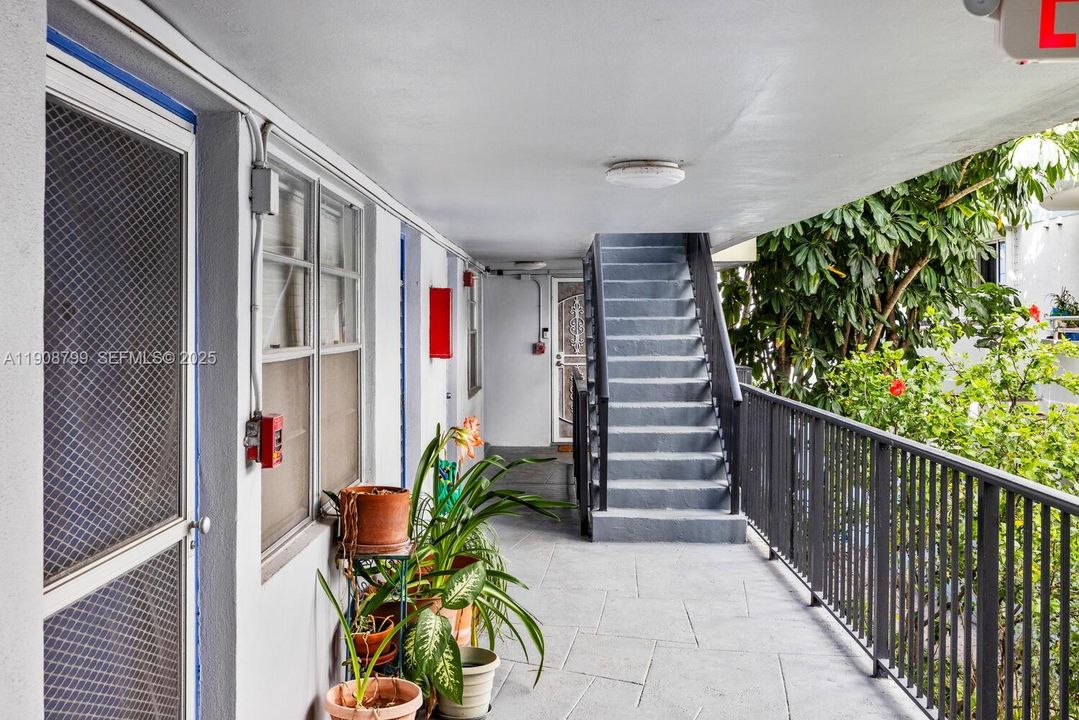 For Sale: $329,000 (1 beds, 1 baths, 560 Square Feet)