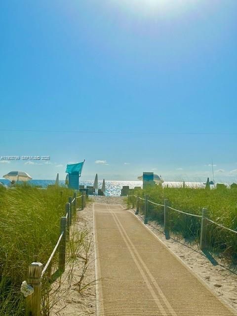 For Sale: $329,000 (1 beds, 1 baths, 560 Square Feet)