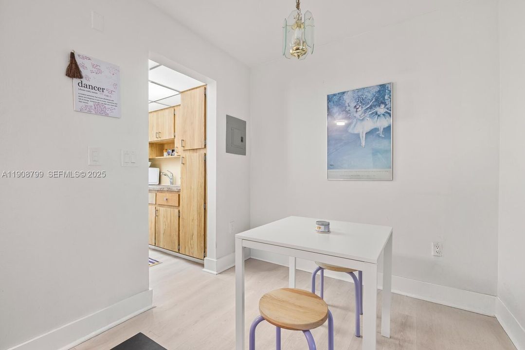 For Sale: $329,000 (1 beds, 1 baths, 560 Square Feet)