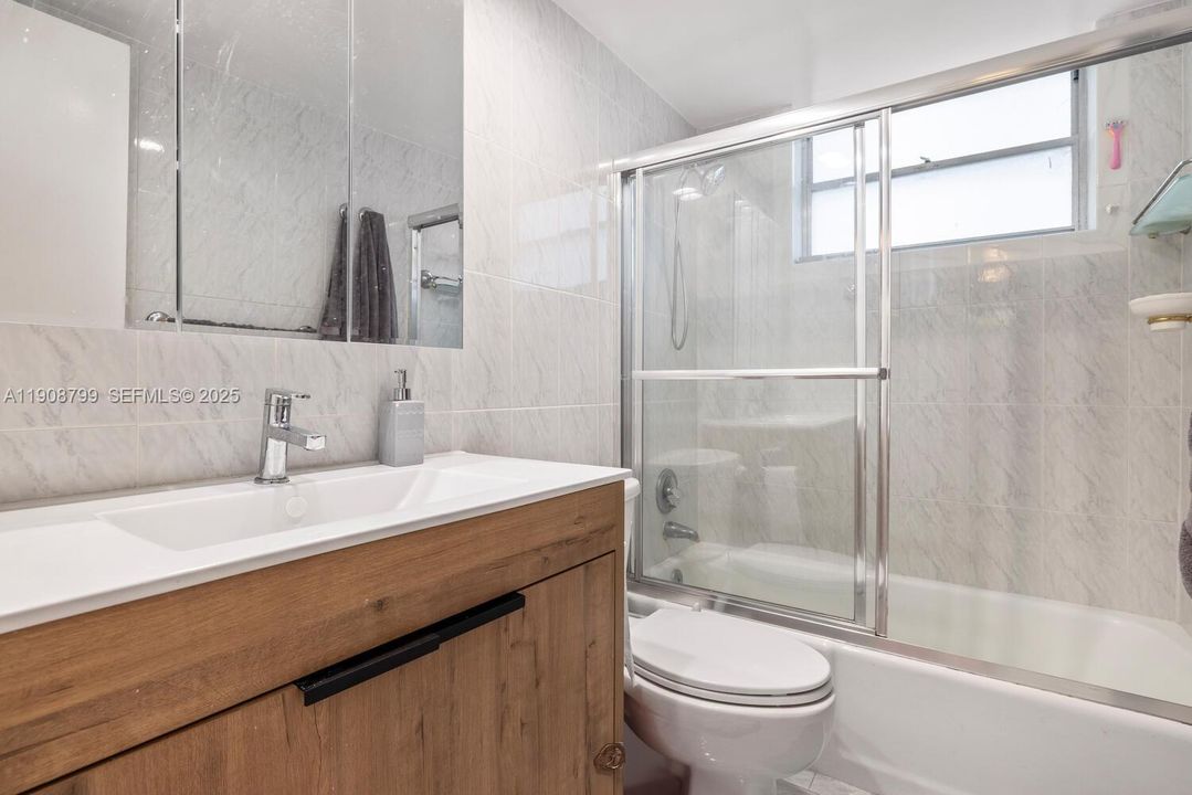 For Sale: $329,000 (1 beds, 1 baths, 560 Square Feet)