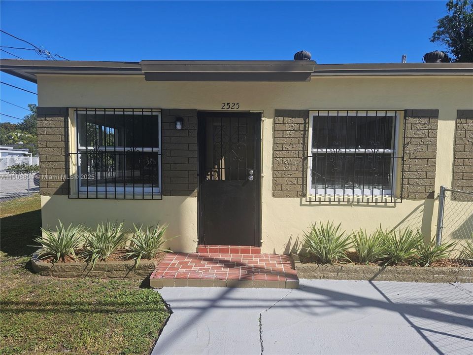 合同活跃: $1,650 (1 贝兹, 1 浴室, 500 平方英尺)