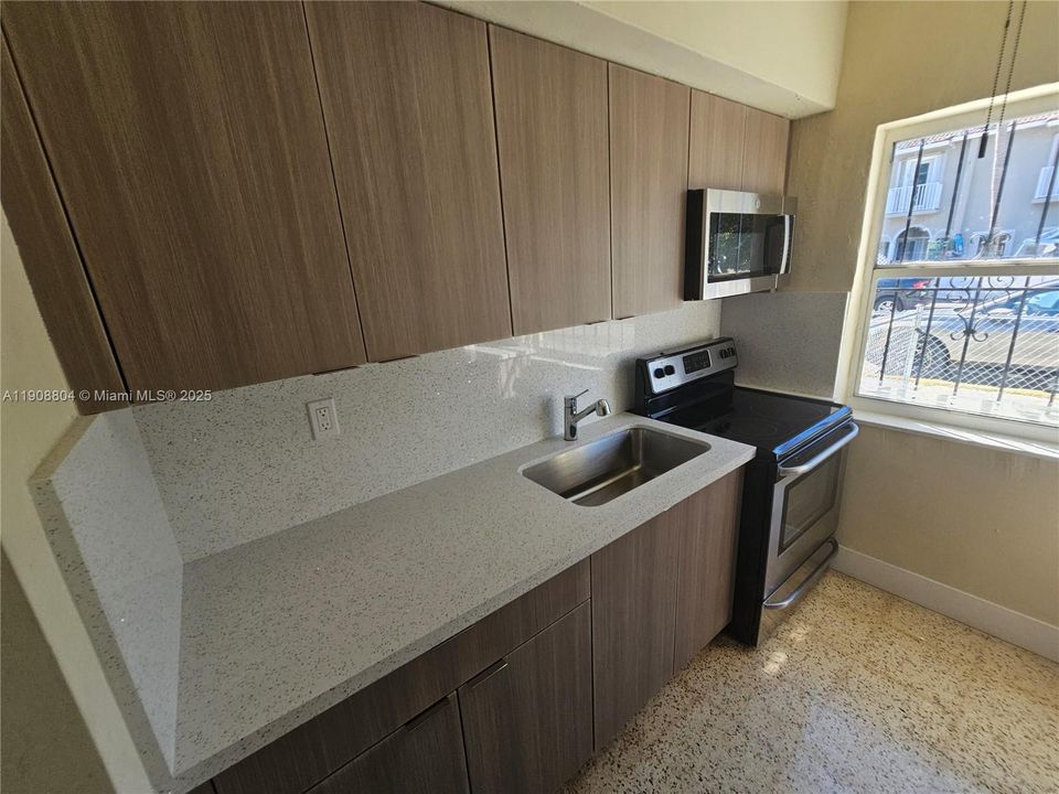 合同活跃: $1,650 (1 贝兹, 1 浴室, 500 平方英尺)