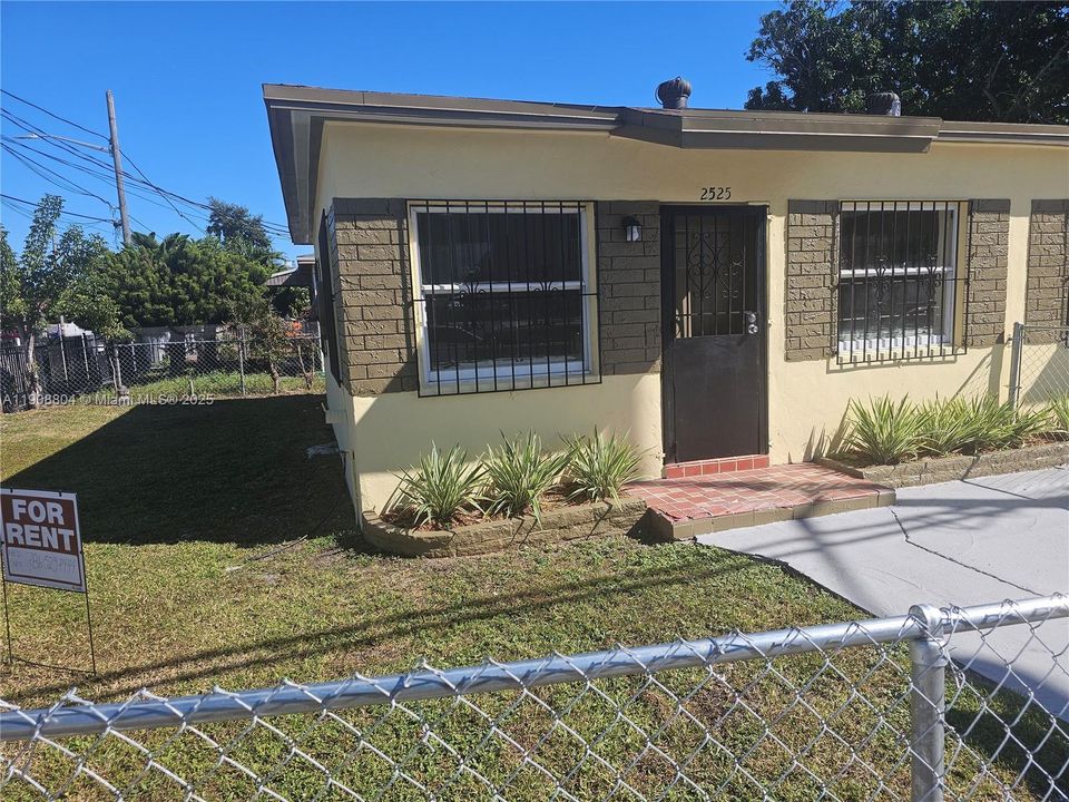 合同活跃: $1,650 (1 贝兹, 1 浴室, 500 平方英尺)