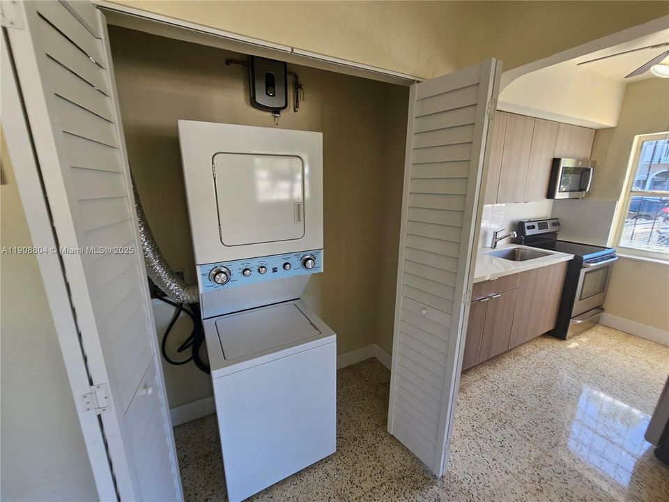 合同活跃: $1,650 (1 贝兹, 1 浴室, 500 平方英尺)