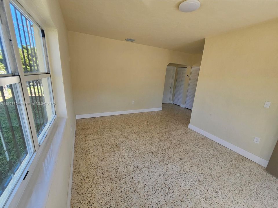 合同活跃: $1,650 (1 贝兹, 1 浴室, 500 平方英尺)