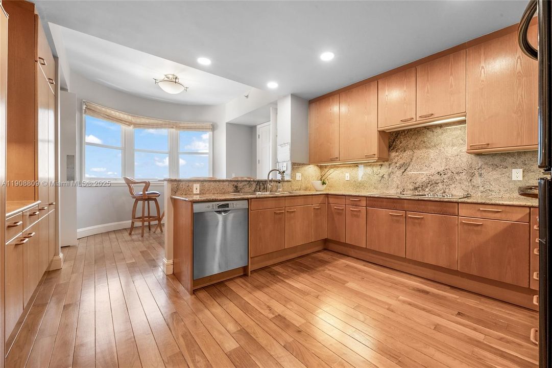 合同活跃: $11,500 (3 贝兹, 3 浴室, 3140 平方英尺)